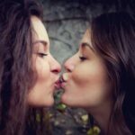2 Frauen suchen einen Mann oder Paar zum Sex